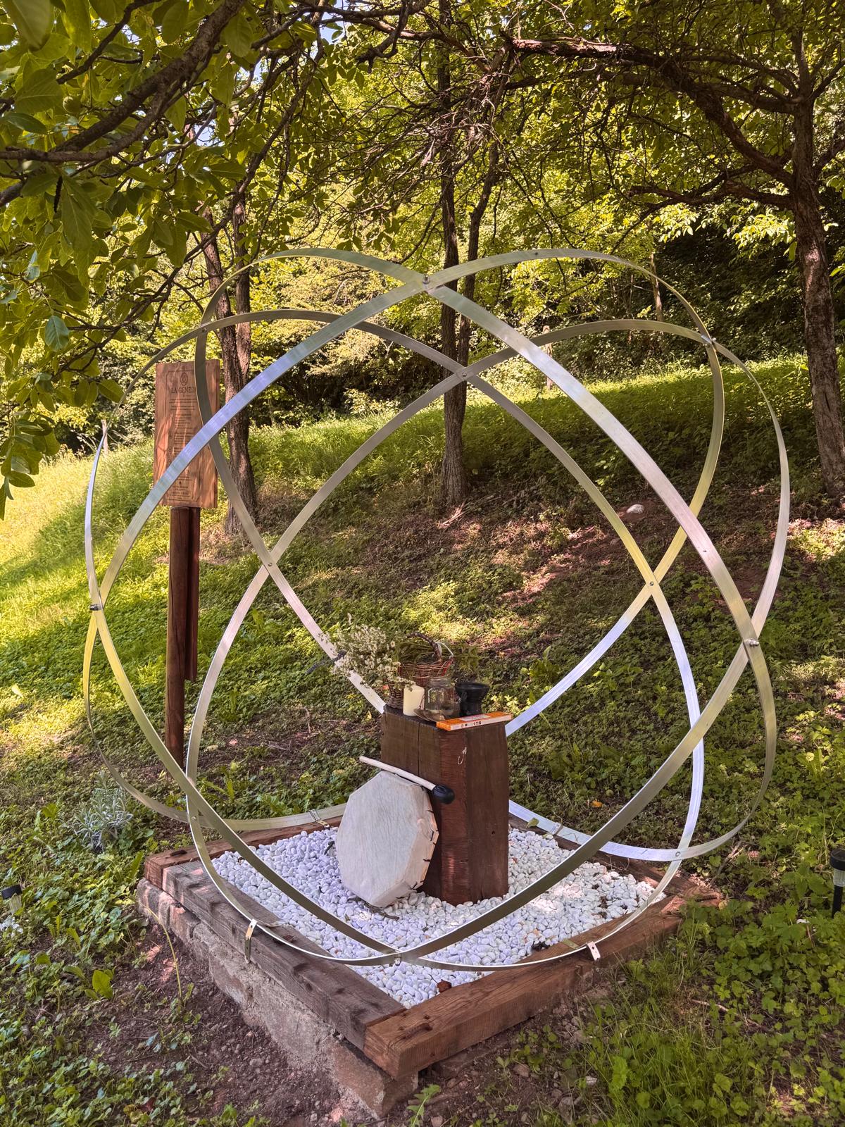 La Genesa Crystal di 2 metri immersa nel bosco di Yamuna